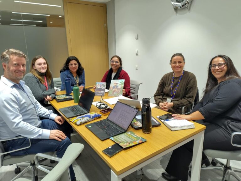 Un informe, muchas voces: personas defensoras de derechos en el centro del debate global